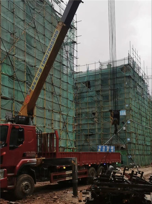 江孜县“慢工细活”—— 吊车的 “微动控制” 技术